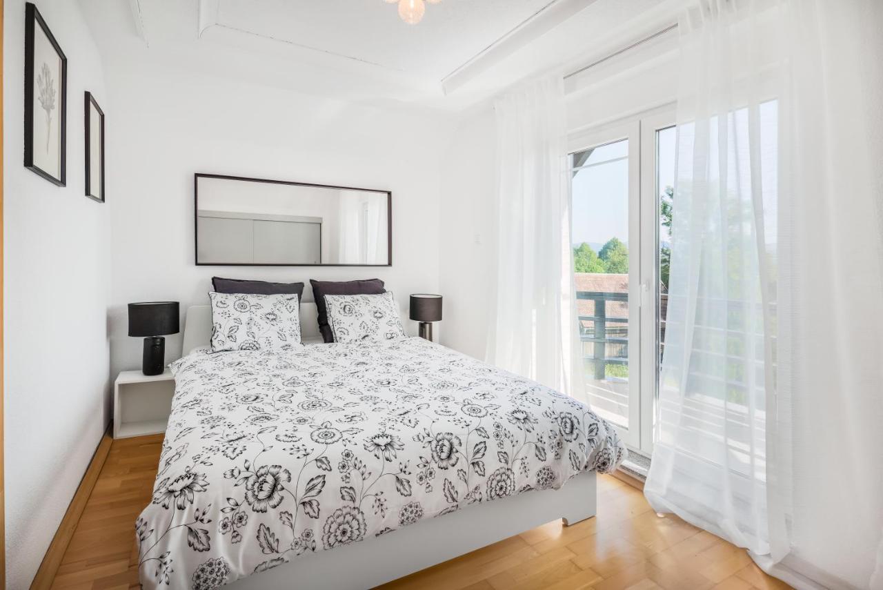 Villa Tratea - With A Heated Pool Tomici Екстериор снимка